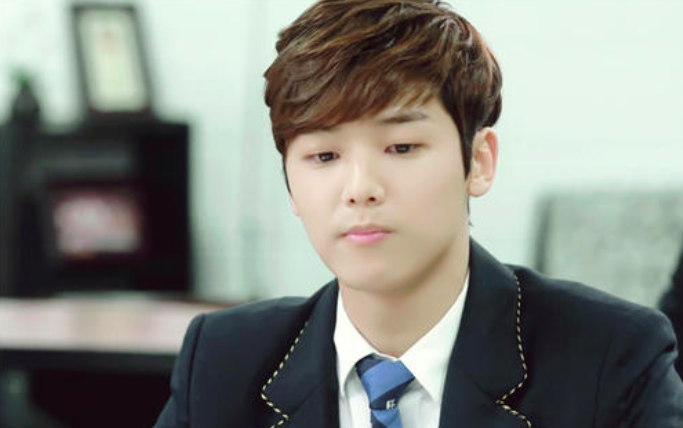 还记得《继承者们》的尹灿荣吗?他现在长这样