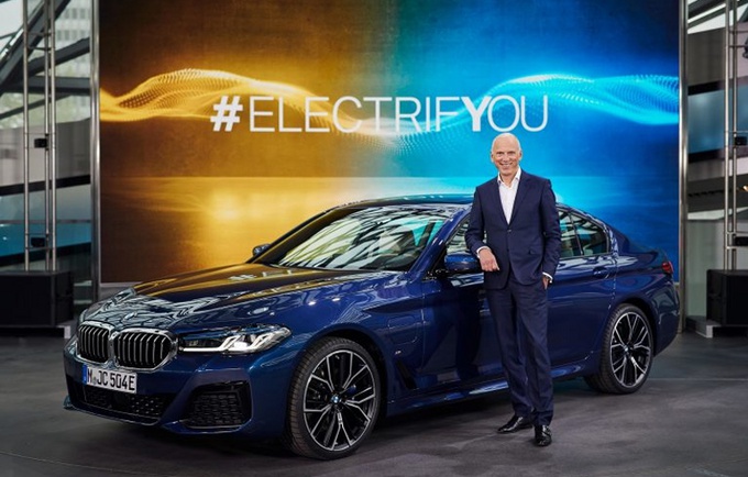 宝马将推全新插混车型，12款新车年底前投产，下代7系动力更劲爆