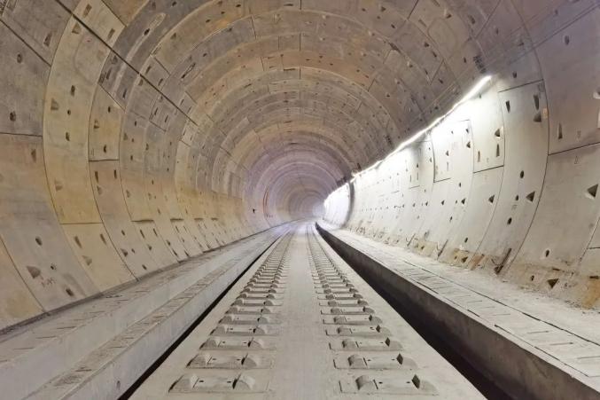 盾构机从长隆隧道破洞而出佛莞城际铁路全线隧道顺利贯通