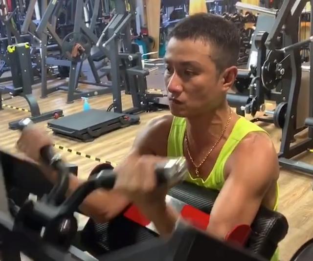 文章现身健身房撸铁表情凶狠