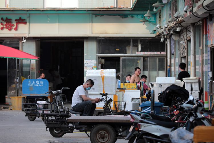 市场内留有部分商户和工作人员。