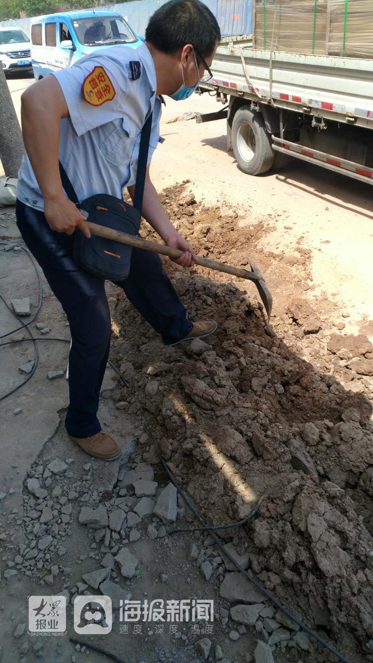 青岛公交司机见不得"不平路" 拿起铁锹铲土填坑