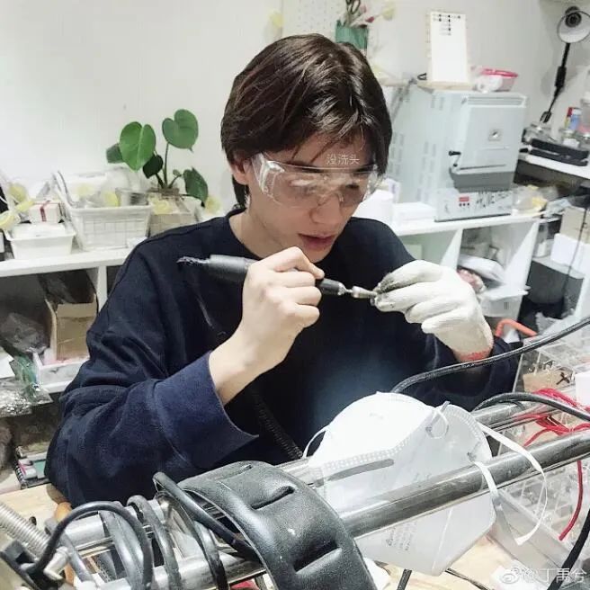 一个有品格的演员,也不会放过任何可以提高演技磨炼经历的机会.