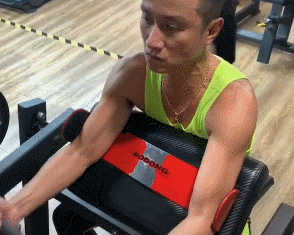 文章现身健身房撸铁表情凶狠