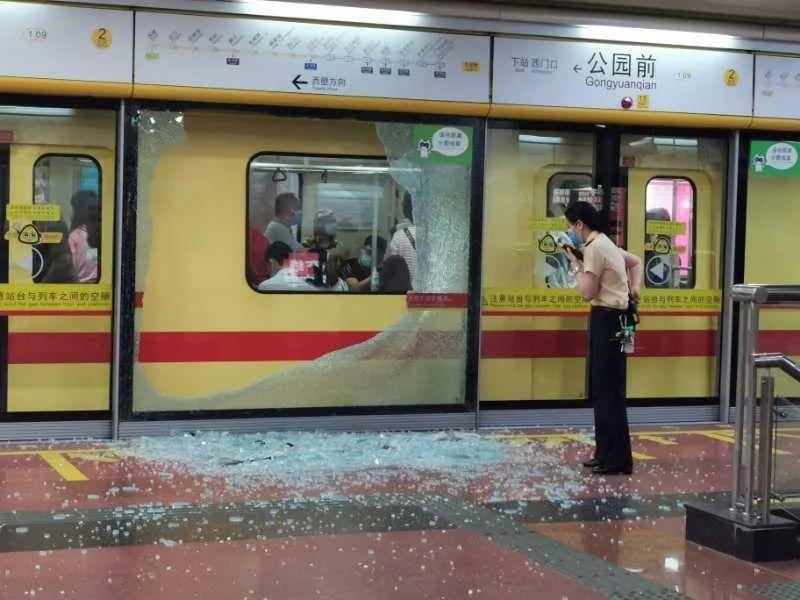 广州地铁公园前站站台屏蔽门爆裂无人员伤亡