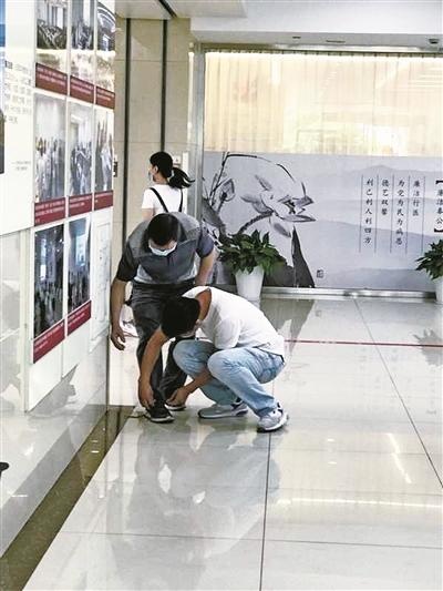小伙子,你弯腰的一瞬间真美