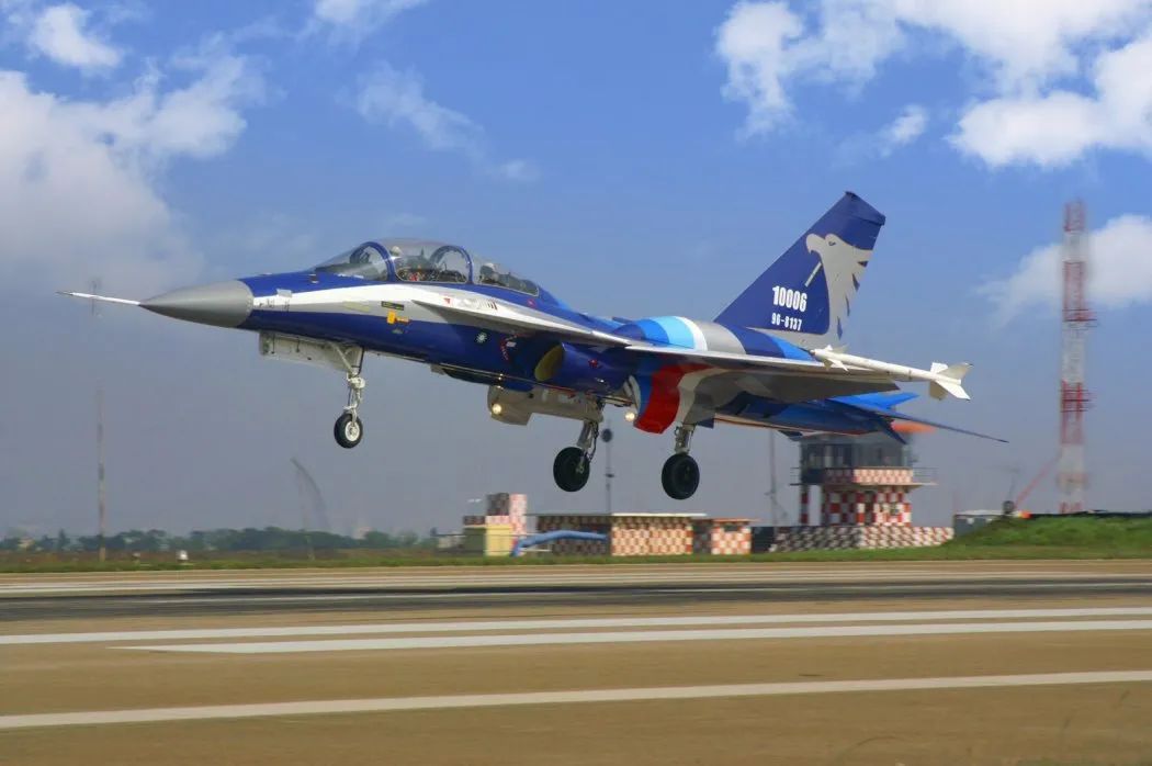 台湾xat-5"勇鹰"首飞成功,是"经国"号战斗机的改进版吗?