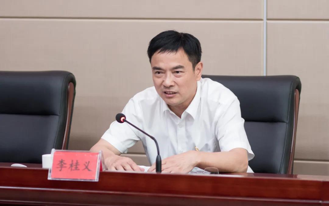 李桂义强调,要突出新时代"铸魂育人"内涵,围绕大局发挥新型智库作用