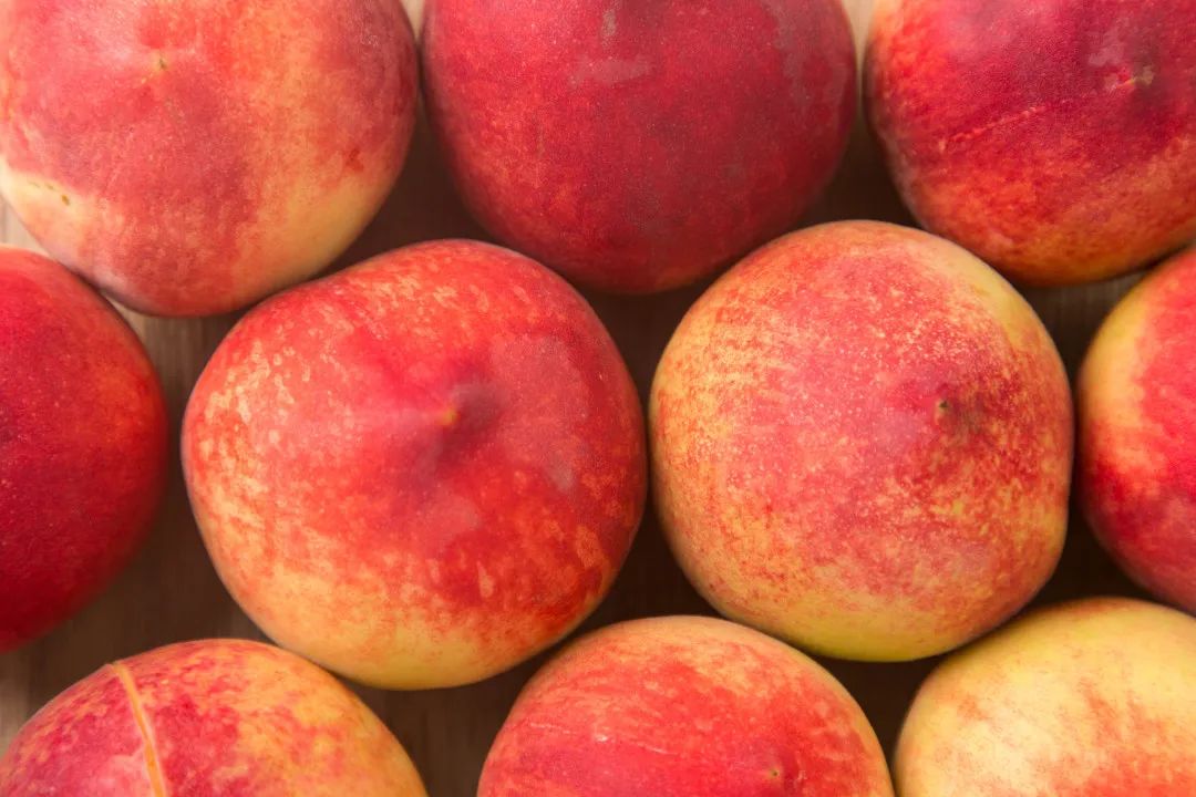 每一个水蜜桃都是果园现摘现发,精心挑选过的好果,让新鲜美味直达你的