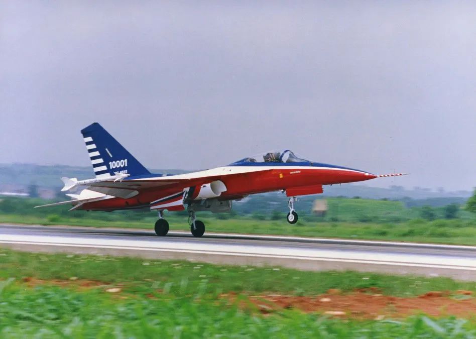 台湾xat-5"勇鹰"首飞成功,是"经国"号战斗机的改进版吗?