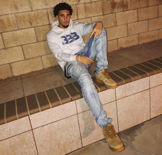 二球社媒晒新纹身坚信自己打破险阻