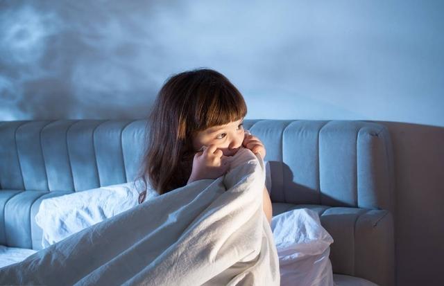 很多孩子在睡觉之前会看电视或者玩游戏,这种视觉冲击给大脑带来的