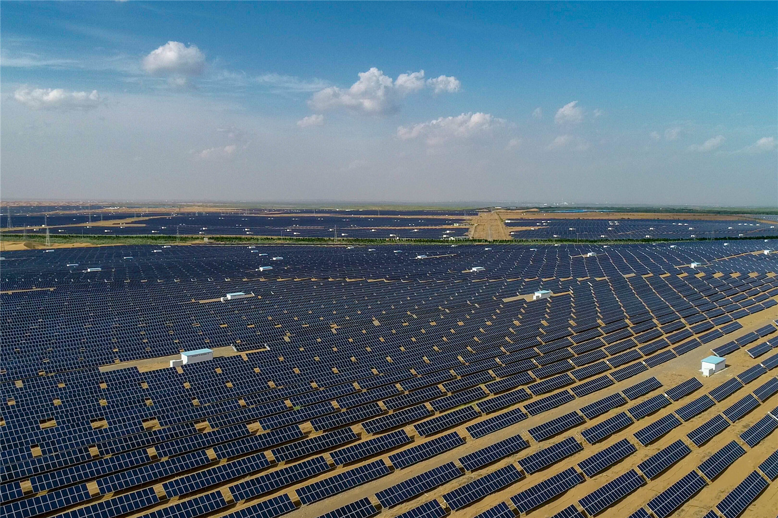 【黄河两岸是我家】高清大图:瞰中卫腾格里沙漠光伏电站震撼场面宁夏
