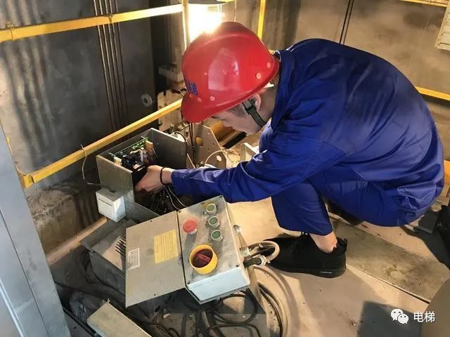 「高温下的劳动者」电梯维保员:24小时待命历经"烤验"