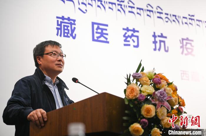西藏卫生健康委主任格桑玉珍表示,在抗击疫情过程中,中西医优势互补