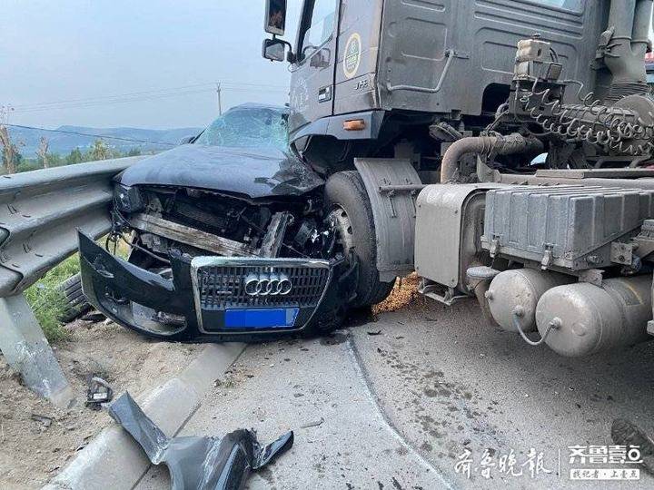 泰肥高速大货车刹车失灵,黑色奥迪车被撞得面目全非