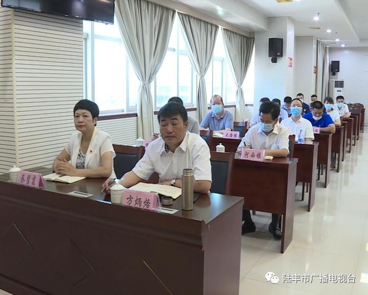 市领导许伟明,林义清,方炳烙,林学茂,蔡碧霞等在陆丰分会场参加会议.