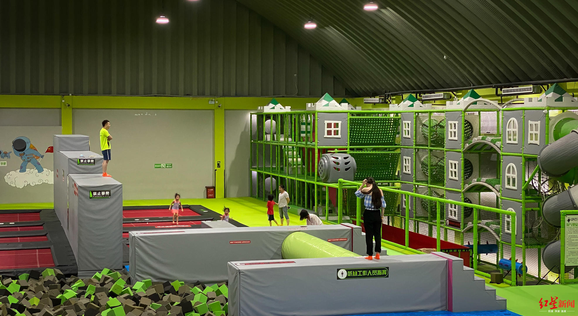 探访成都蹦床馆:进场签安全协议,曾有人骨折