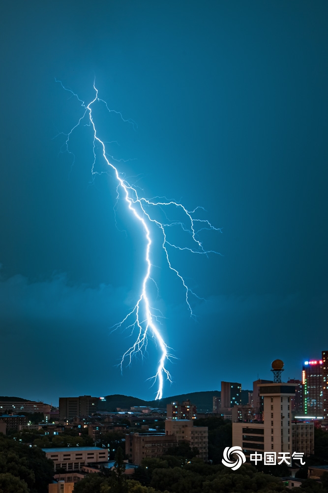 武漢迎來梅雨期首場大暴雨 8000多次閃電點亮夜空