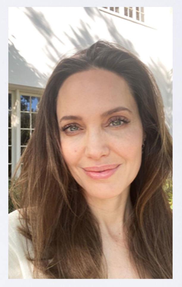 安吉丽娜朱莉罕见上专访素颜出镜女神范新豪宅距皮特家5分钟