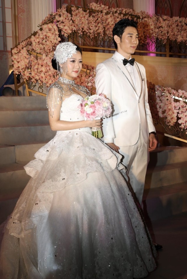 京城四美白冰宣布离婚回顾和前夫丁一婚礼照颜值让人惊艳