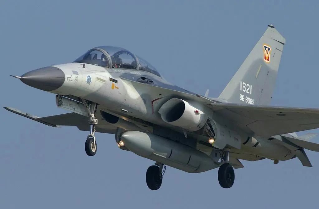 台湾xat-5"勇鹰"首飞成功,是"经国"号战斗机的改进版吗?