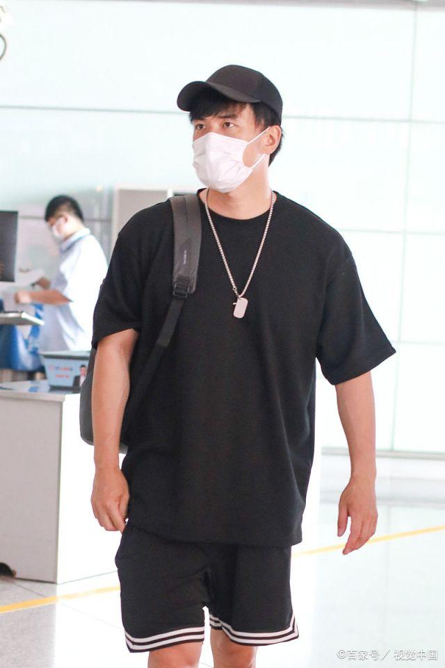何洁前夫赫子铭穿短t热裤亮相北京机场,身材高大造型简约又帅气|何洁|