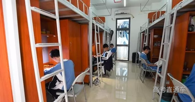 广州市第二中学   高一,高二年级学生每6人一间宿舍,高三年级学生