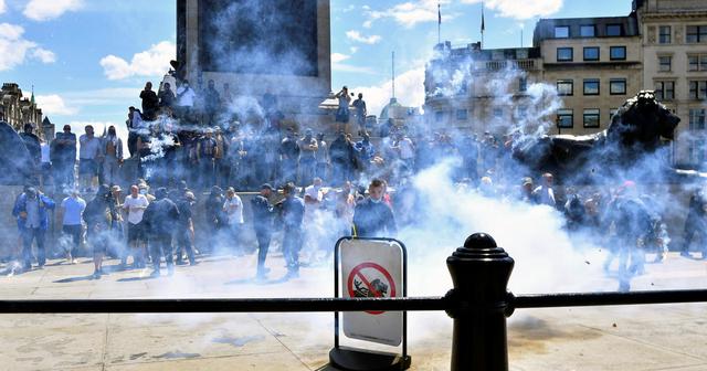 极右翼分子在伦敦市中心首相府周边向警察投掷酒瓶子,烟雾弹还有爆竹