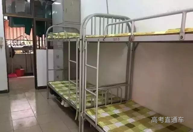 执信的同学都放映宿舍很整洁,住得也很舒服哦~广州执信中学三张木制