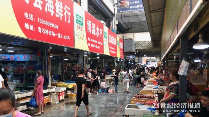 市场内依然顾客如织,但仍有部分消费者和商家未佩戴口罩