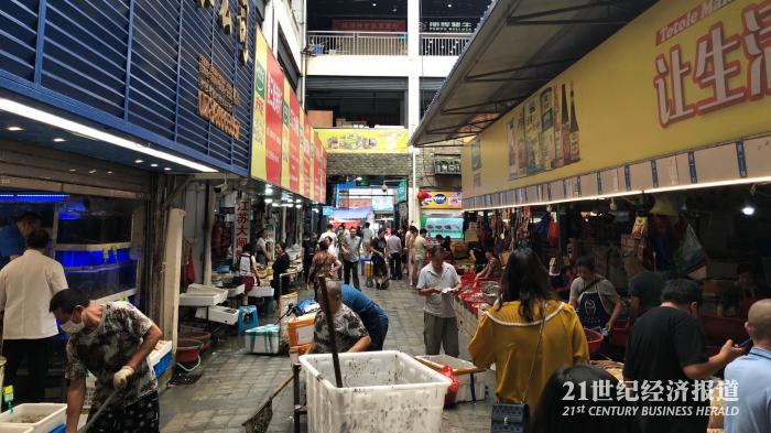 日常几处售卖切割三文鱼的商铺,目前已经将相关产品全部下架
