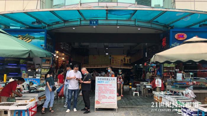 进出青石桥海鲜批发市场的主要通道。目前并不需要进行体温检测