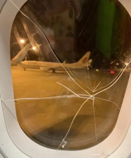 一名醉酒女性旅客在飞机飞行途中将舷窗玻璃破坏,严重影响飞行安全,该