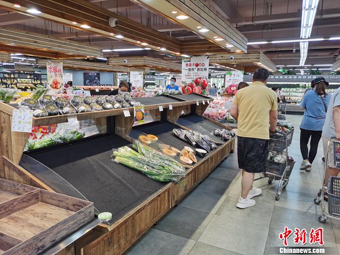 顾客在果蔬好超市买菜。中新网记者 李金磊 摄