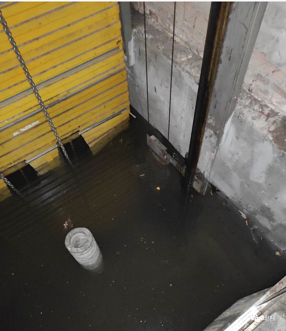 电梯发生困人机房竟然有个人
