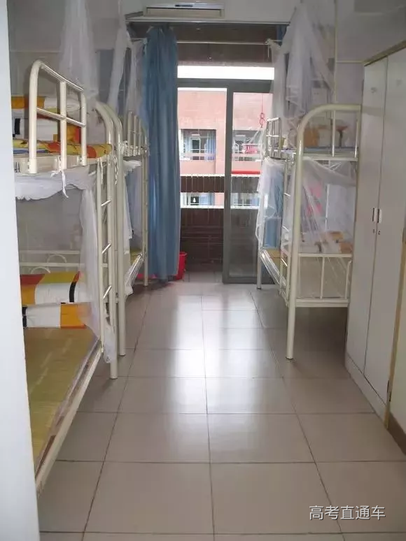 红岭中学(深圳)红岭的宿舍是出了名的好,大概是4至6人一间有空调,有