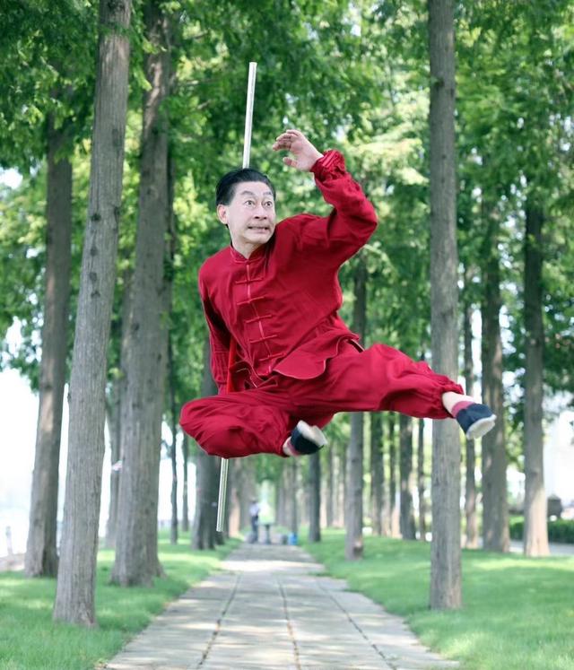 六小龄童夫妻俩心态真年轻,私服穿搭洋气时髦,没有半分老态