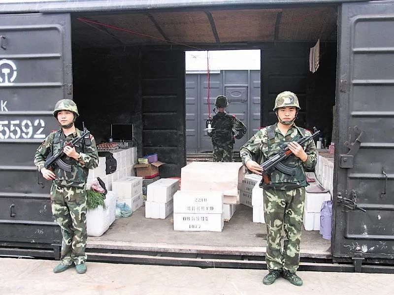 躺钱上过日子是什么体验揭秘武警押运销毁人民币全过程轻武专栏