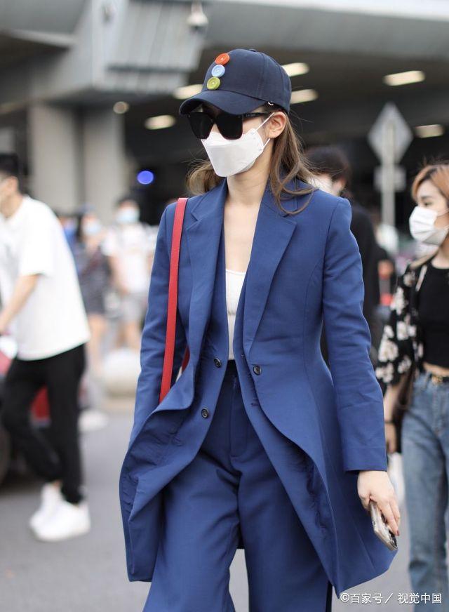 戚薇长发披肩酷似女霸总,穿深蓝色休闲西服浓浓商务味
