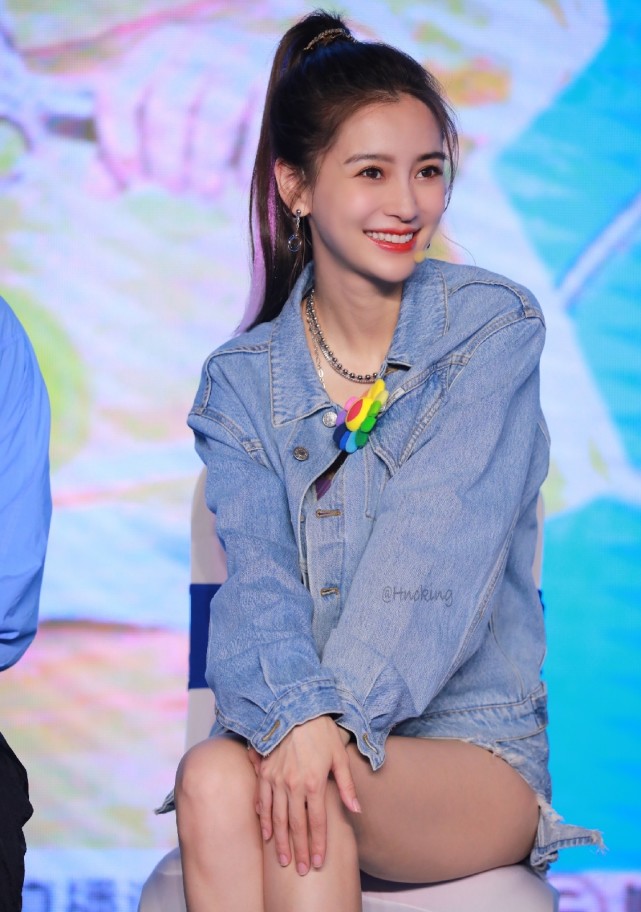 杨颖奔跑吧发布会造型释出穿牛仔套装梳高马尾少女感十足