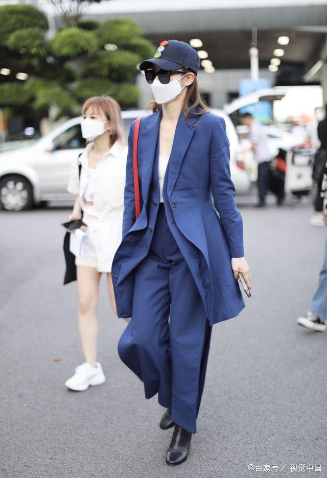 戚薇长发披肩酷似女霸总,穿深蓝色休闲西服浓浓商务味
