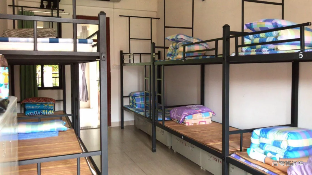 广东这所高中竟有100人间宿舍,内部图曝光