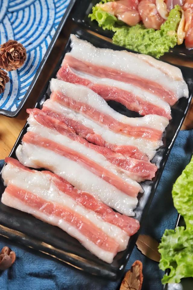 大刀五花肉每一寸肉肉都吸满了酱汁,口感是普通猪肉无法比拟的哦!