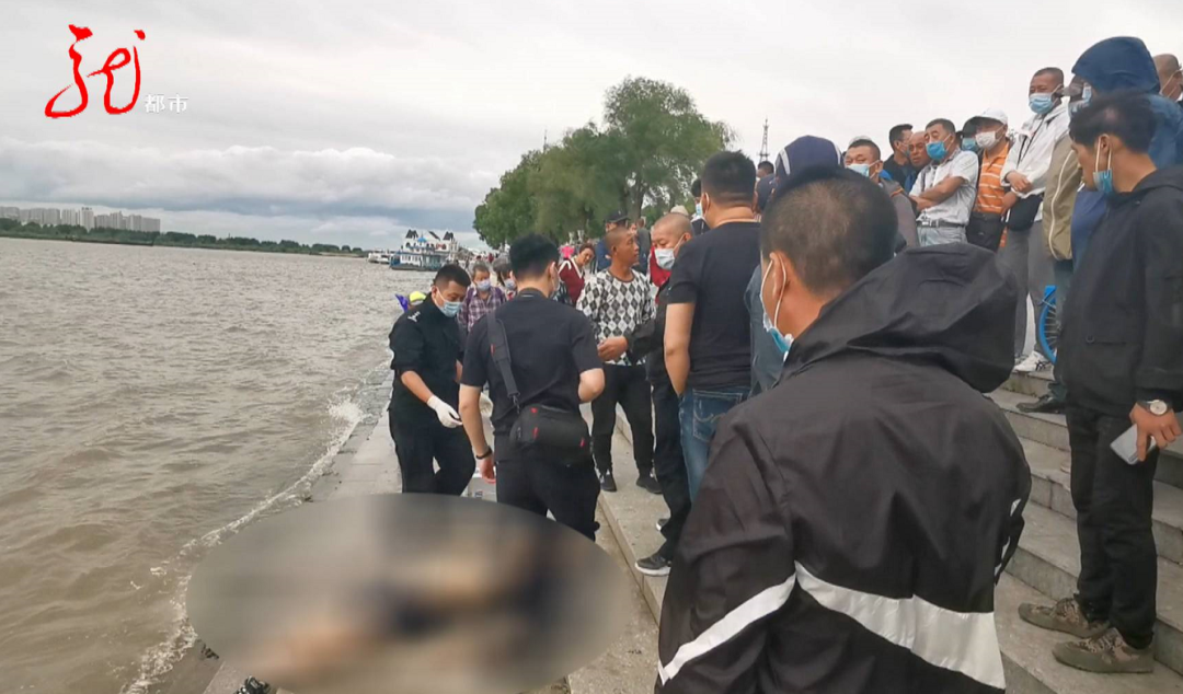 刚把遇难的男子民警和周围群众记者赶到事发地,下午4点26分,淹死个