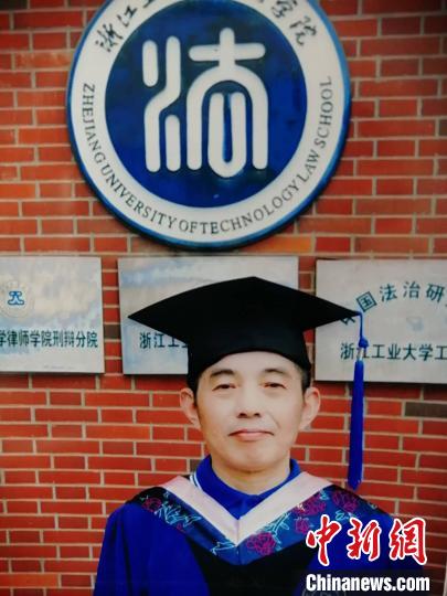 中新网浙工大64岁研究生毕业 老师评价：论文写得最好
