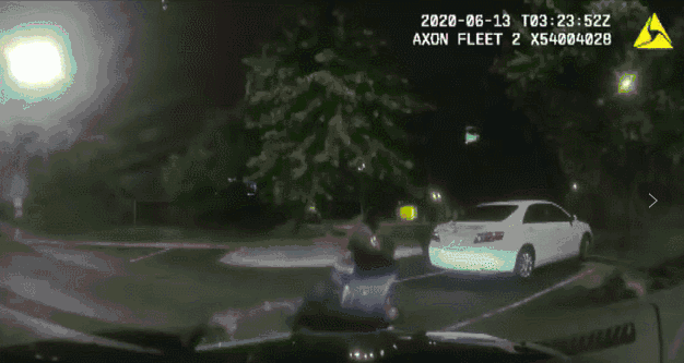 国际观察丨弗洛伊德后又一黑人男子被枪杀，美国警察对非裔执法问题积重难返？休闲区蓝鸢梦想 - Www.slyday.coM