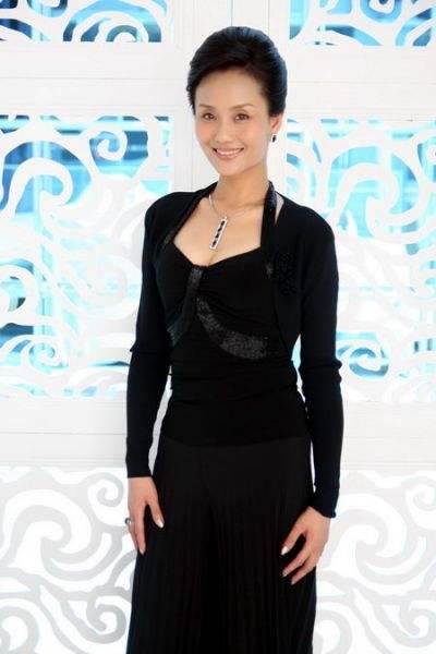 老演员李颖也开始装嫩录视频穿着时髦怎么看都不像有52岁