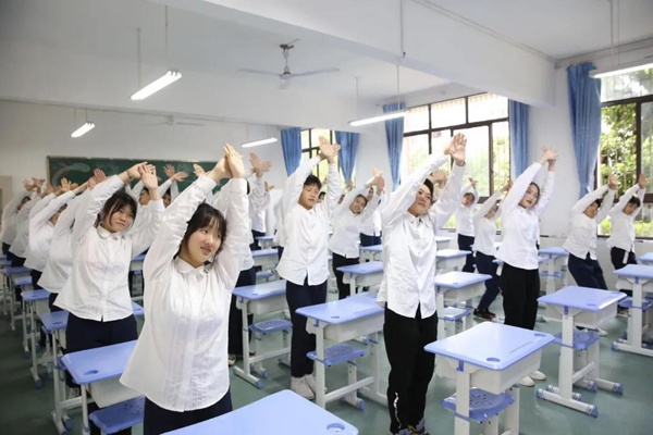 重庆市南华中学:花样室内大课间 别样青春不打烊