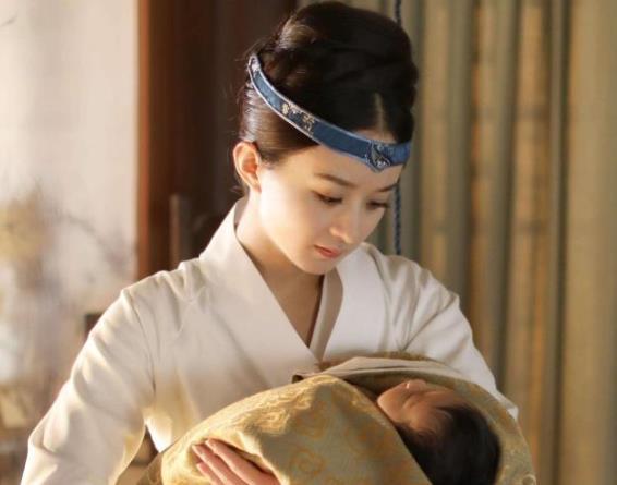 赵丽颖儿子露脸照首曝光肉嘟嘟圆脸呆萌可爱长相随了妈